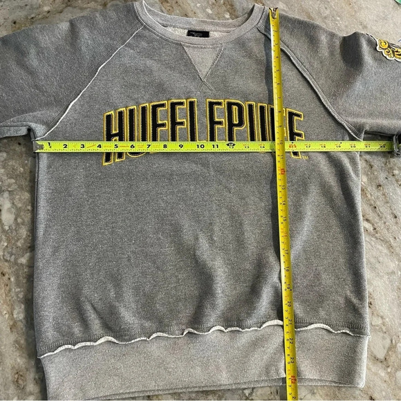 Harry Potter Universal Studios HUFFLEPUFF Sweatshirt Small - Picture 5 of 8